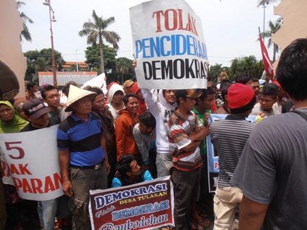 Para Demonstran di depan Setda kemarin.