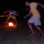 Para pemain saling berebut bola api